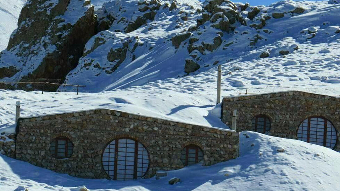 اکو کمپ عشایری دورنا مشگین شهر فضای بیرونی کلبه های هابیتی 2