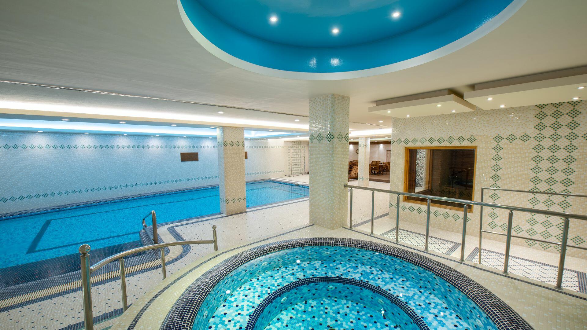 هتل زندیه شیراز استخر