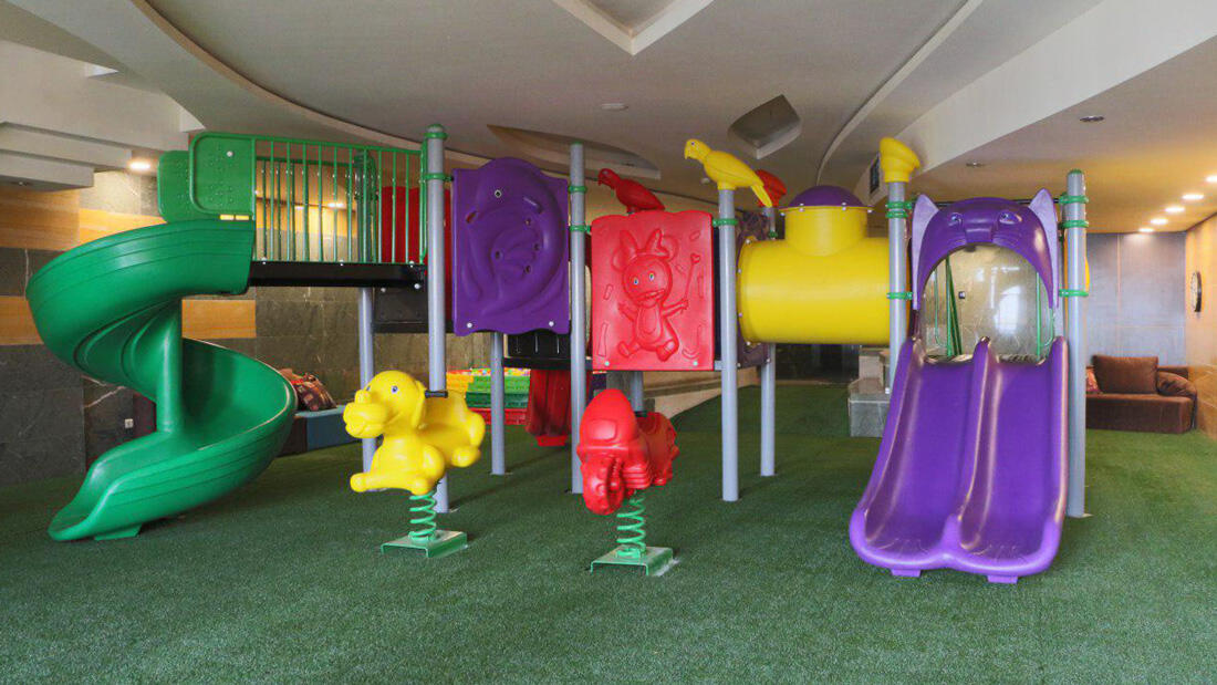 هتل بزرگ شیراز فضای بازی کودکان 1