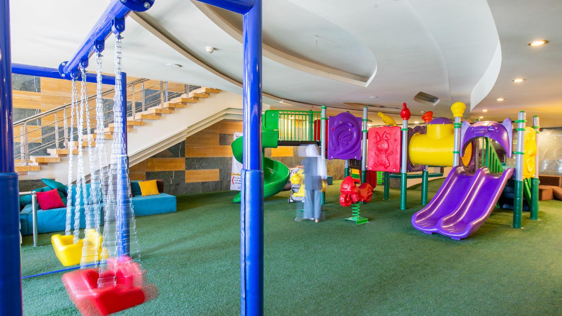 هتل بزرگ شیراز فضای بازی کودکان 2