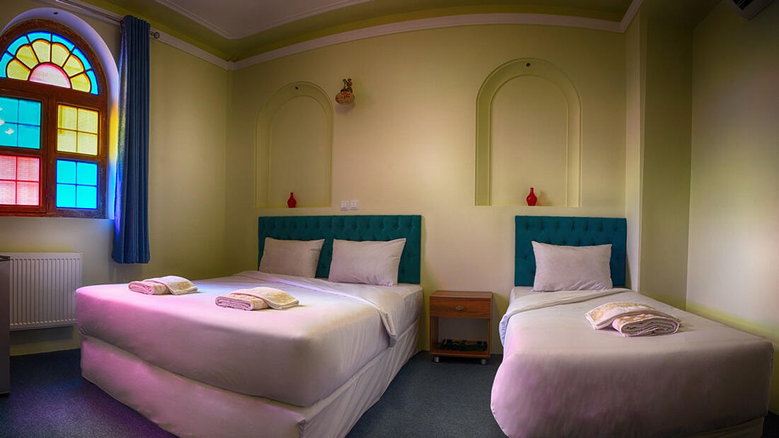 هتل سنتی درباری شیراز اتاق سه تخته 1