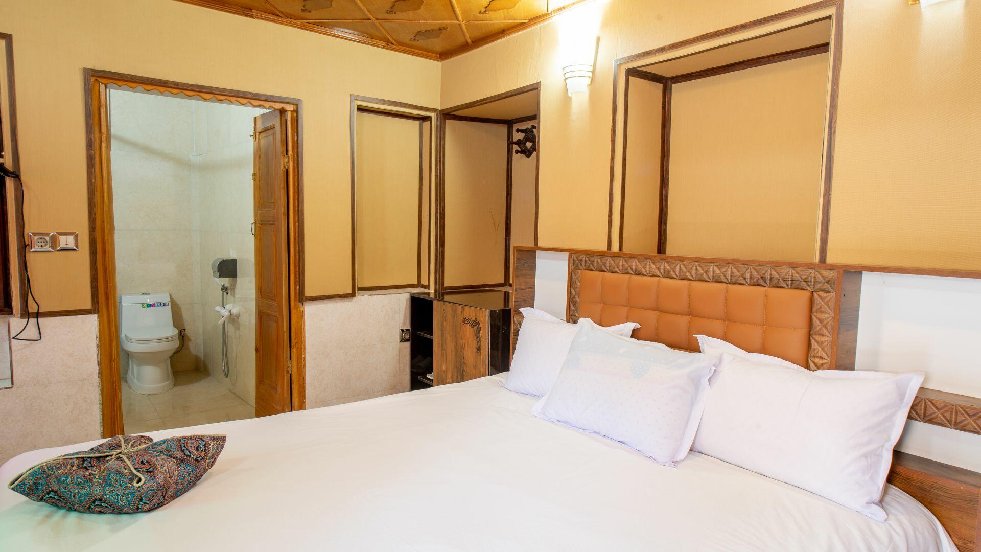 هتل سنتی نیایش شیراز اتاق دو تخته دابل