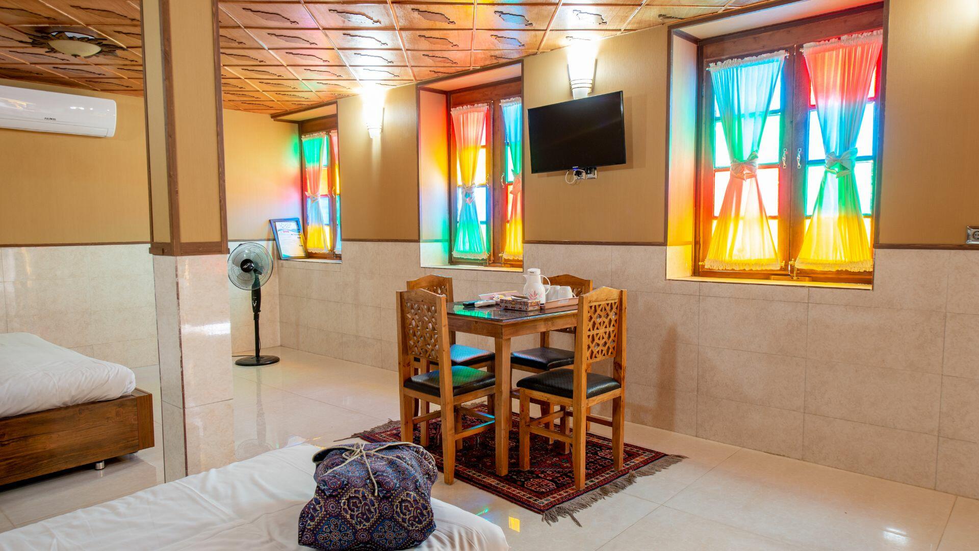 هتل سنتی نیایش شیراز فضای داخلی اتاق‌ها