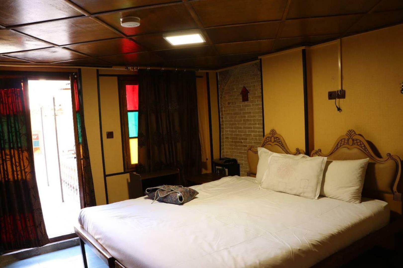 هتل سنتی نیایش شیراز اتاق دو تخته دابل