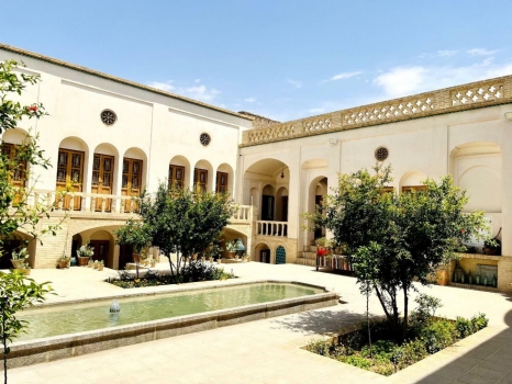 اقامتگاه سنتی اشکوب کاشان فضای محوطه 2