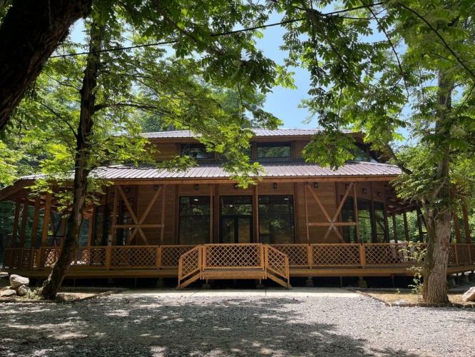 مجموعه میزبان جنگلی سواد کوه نمای بیرونی اتاق‌های دوبلکس