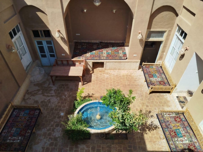 اقامتگاه بومگردی مامس یزد فضای محوطه