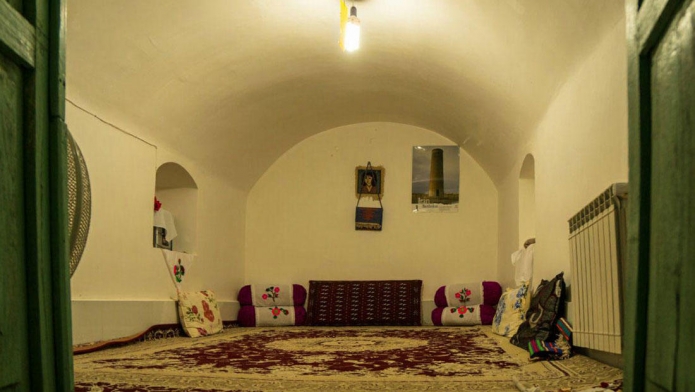 اقامتگاه بوم‌گردی سبنی بردسکن فضای داخلی اتاق ها