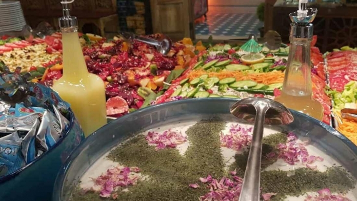 هتل آپارتمان سینا لالجین سفره خانه سنتی 4