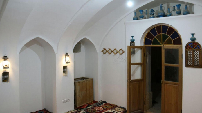 اقامتگاه بومگردی خانه باغ شاکر آران و بیدگل فضای داخلی اتاق ها 2