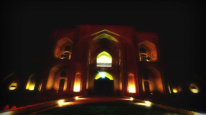 هتل کاروان سرای عباسی کوهپا در شب