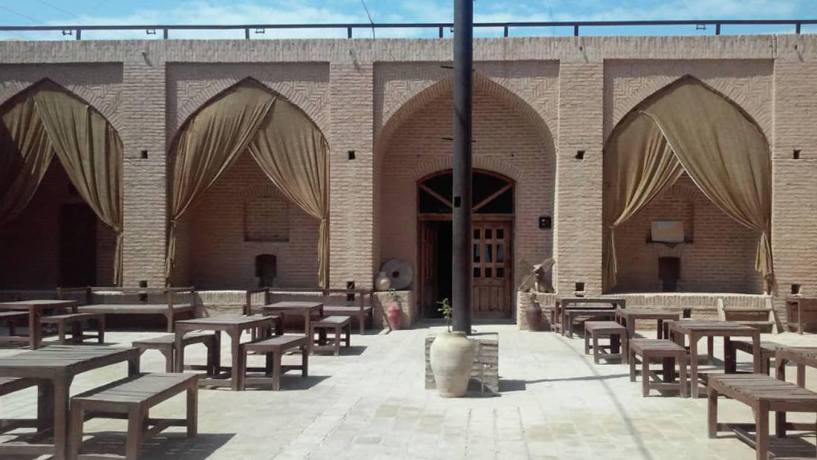 اقامتگاه سنتی کاروانسرای صفویه سریزد مهریز فضای داخلی اقامتگاه 1